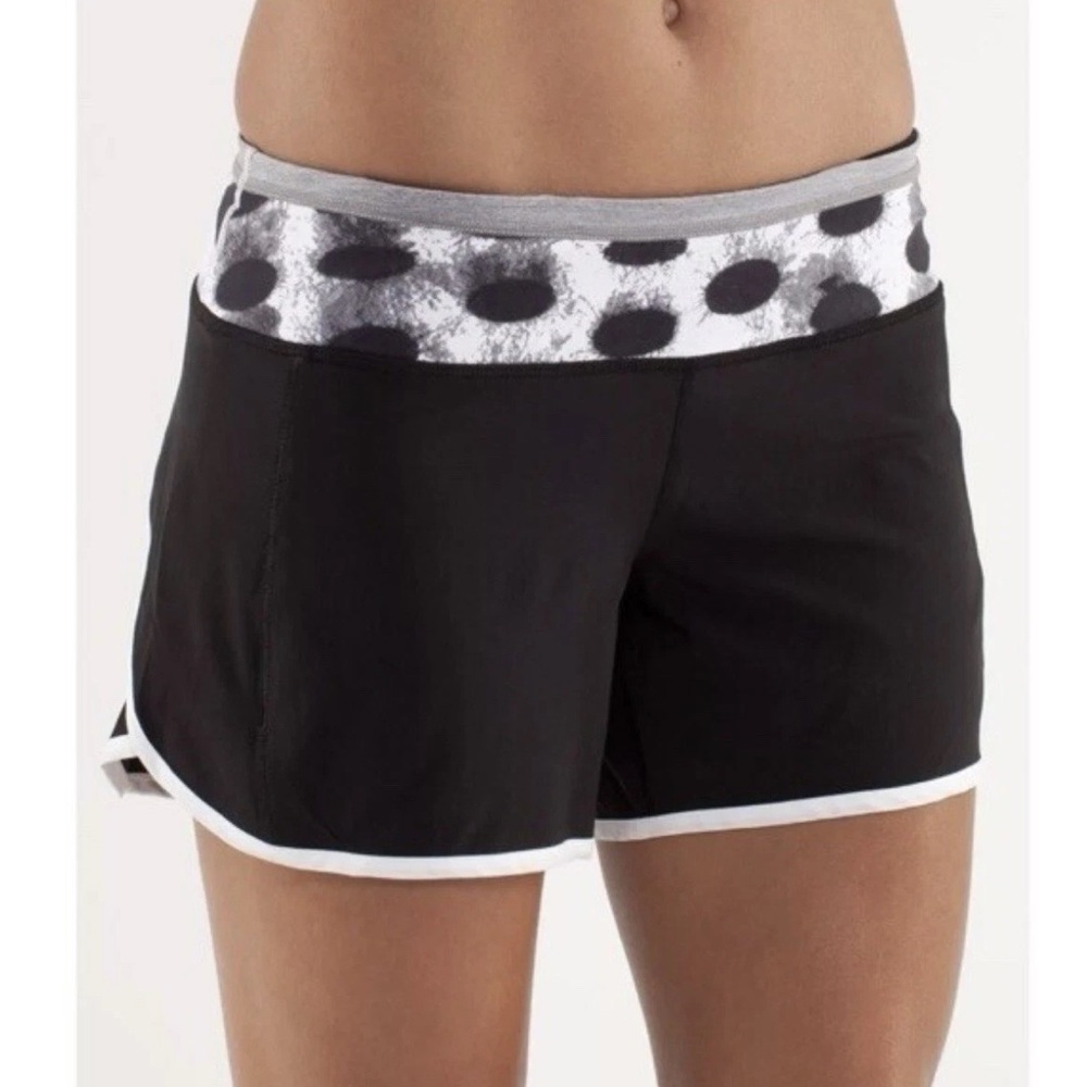 Lululemon Turbo Run Shorts in Seaside Dots White/Black Size 8
